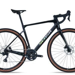Bicicleta gravel carbono SENSA Giulia Gravel XP Pro 2026 equipada con transmisión Shimano GRX y neumáticos 45 mm