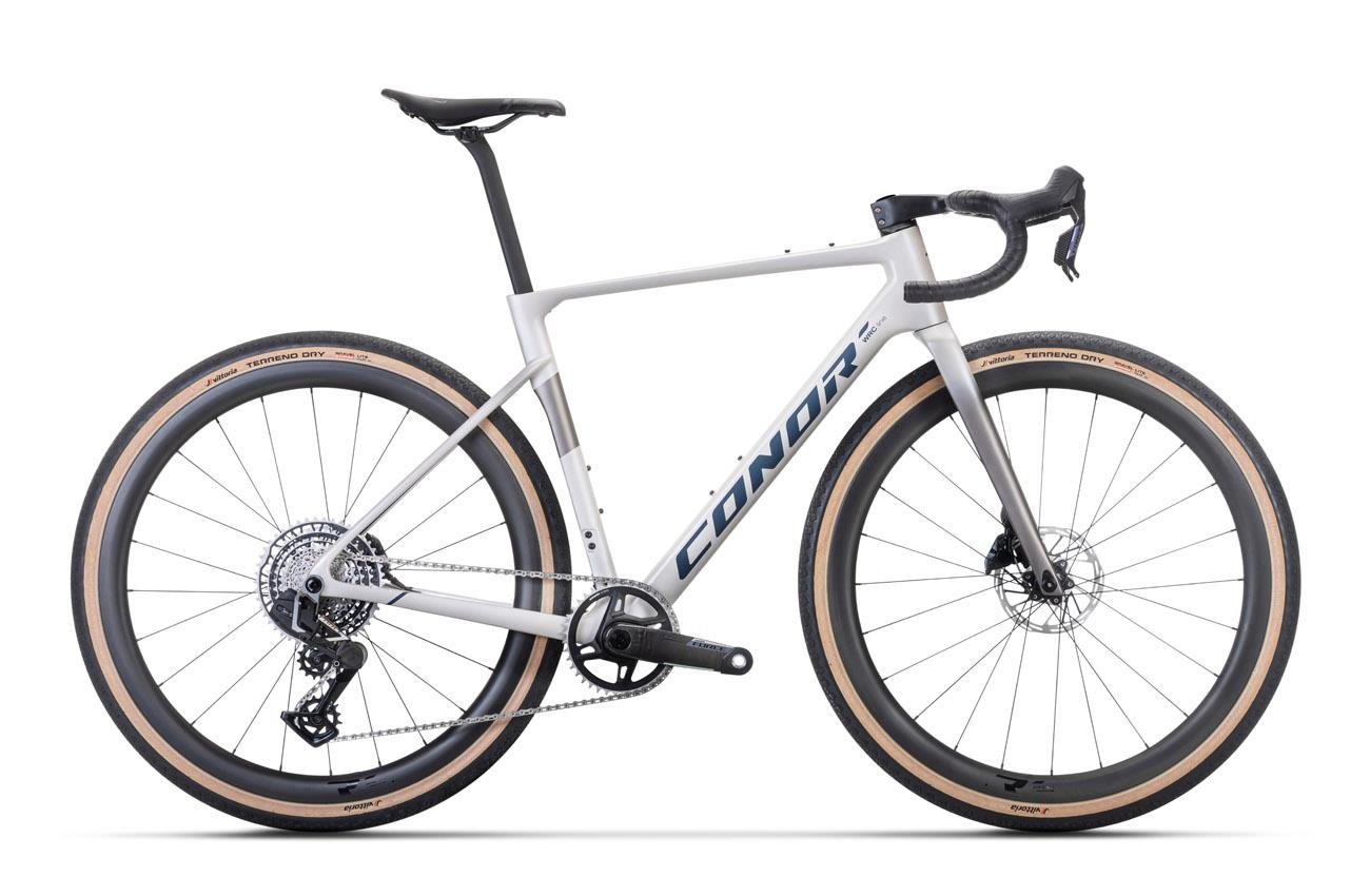 Descubre la Conor Selva Race, una bicicleta gravel de alto rendimiento diseñada para competición, velocidad y aventura. Ligera, eficiente y preparada para cualquier desafío sobre terrenos mixtos.